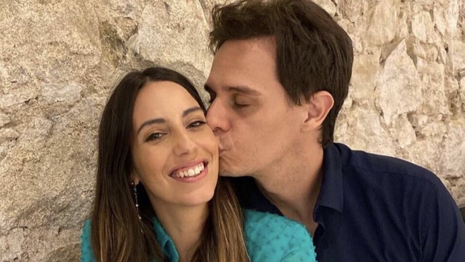 Almudena Cid y Christian Gálvez muy cariñosos