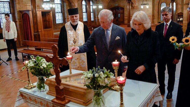 El Príncipe Carlos y Camilla Parker visitan la catedral Católica Ucraniana en Londres