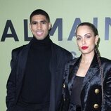 Hiba Abouk y Achraf Hakimi asisten al desfile de Balmain en la Semana de la Moda de París 2022