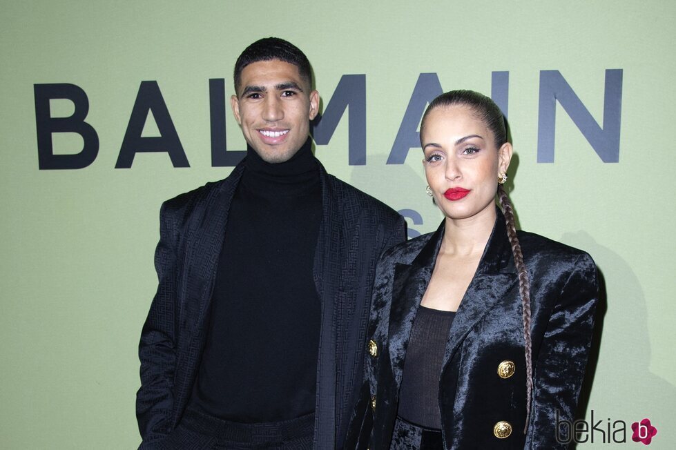 Hiba Abouk y Achraf Hakimi asisten al desfile de Balmain en la Semana de la Moda de París 2022