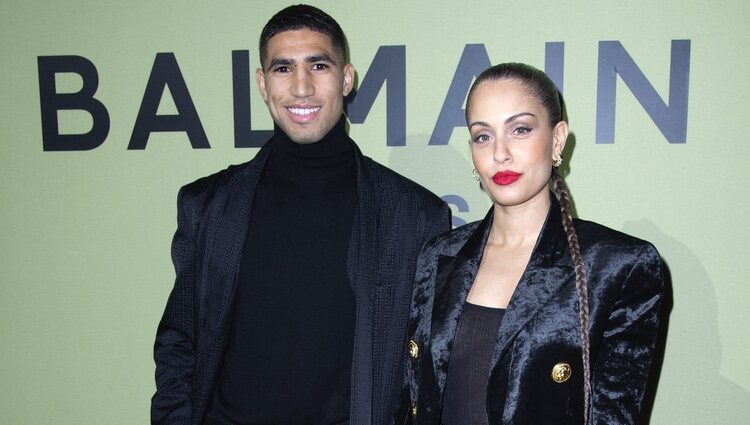 Hiba Abouk y Achraf Hakimi asisten al desfile de Balmain en la Semana de la Moda de París 2022