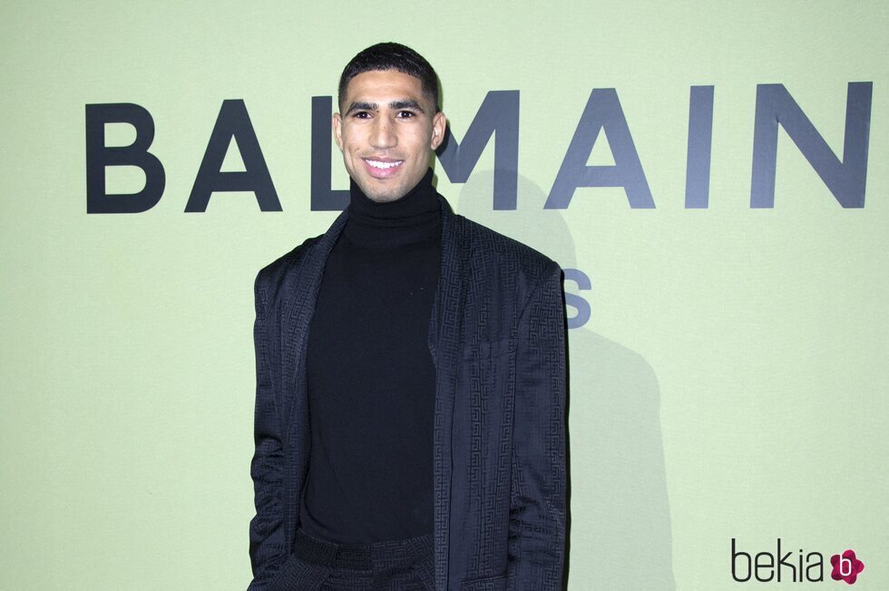 Achraf Hakimi asiste al desfile de Balmain en la Semana de la Moda de París 2022