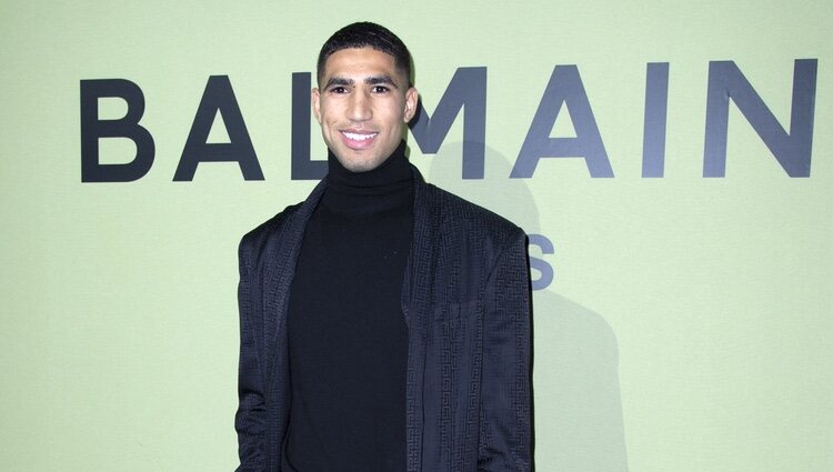 Achraf Hakimi asiste al desfile de Balmain en la Semana de la Moda de París 2022