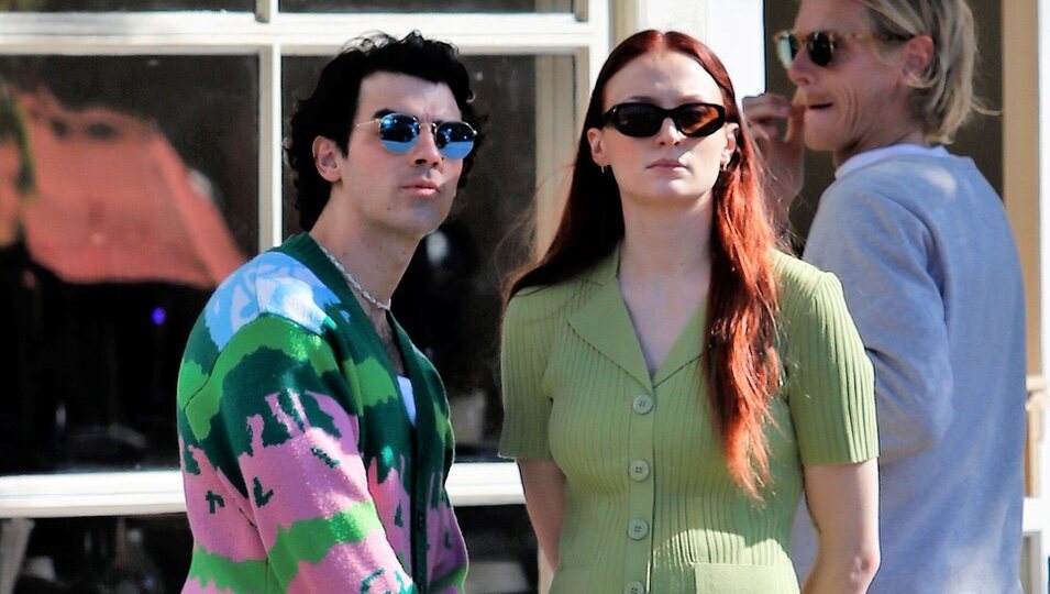 Joe Jonas y Sophie Turner por Los Angeles de paseo