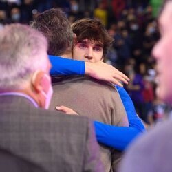 Pablo Urdangarin abrazado a su padre Iñaki Urdangarin en el 50º aniversario del FC Barcelona de balonmano