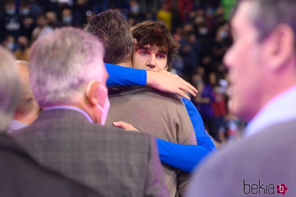 Pablo Urdangarin abrazado a su padre Iñaki Urdangarin en el 50º aniversario del FC Barcelona de balonmano