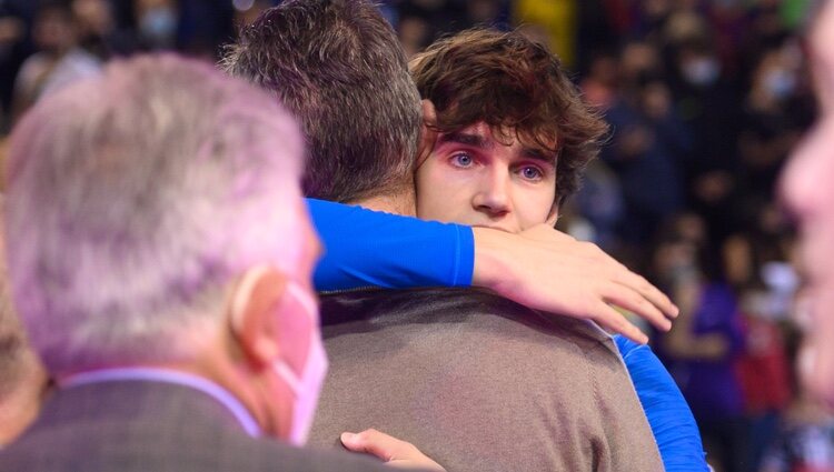 Pablo Urdangarin abrazado a su padre Iñaki Urdangarin en el 50º aniversario del FC Barcelona de balonmano