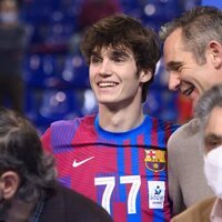 Pablo Urdangarin e Iñaki Urdangarin compartiendo confidencias en el 50º aniversario del FC Barcelona de balonmano