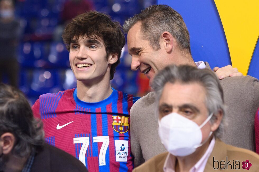 Pablo Urdangarin e Iñaki Urdangarin compartiendo confidencias en el 50º aniversario del FC Barcelona de balonmano