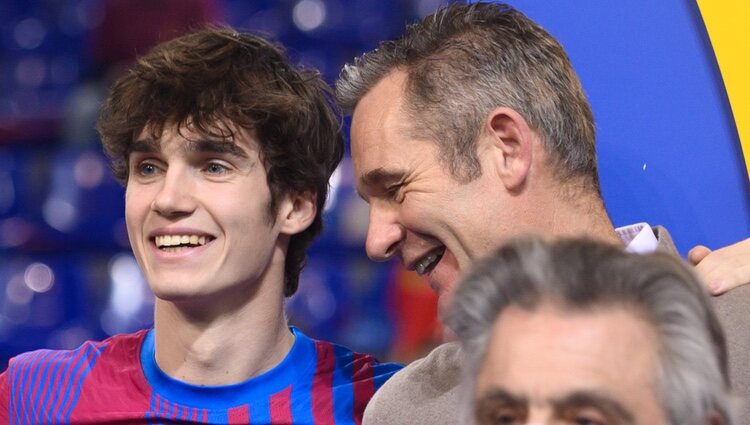 Pablo Urdangarin e Iñaki Urdangarin compartiendo confidencias en el 50º aniversario del FC Barcelona de balonmano