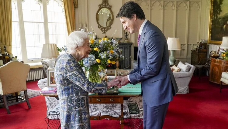 La Reina Isabel saluda a Justin Trudeau en una audiencia en Windsor Castle