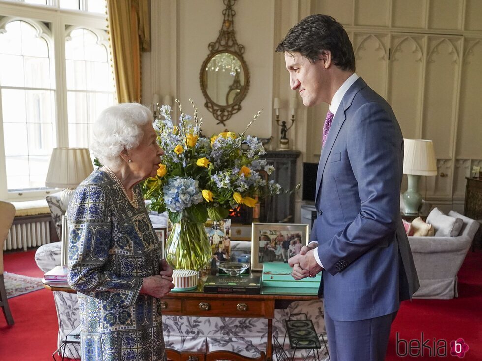 La Reina Isabel recibe a Justin Trudeau en su primer acto presencial tras superar el coronavirus