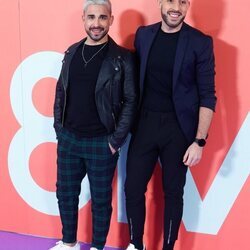 Miguel Frigenti y su novio Nuha en el concierto 'Mujeres cantan a Rocío Jurado'