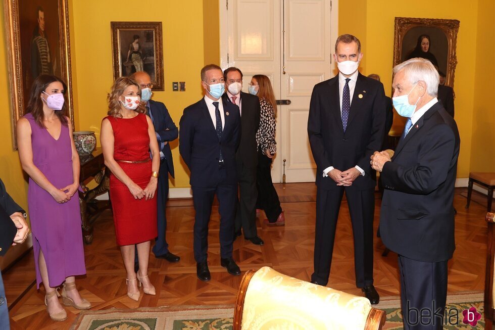 Irene Montero, Yolanda Díaz, Ander Gil, el Rey Felipe y Sebastián Piñera en Chile