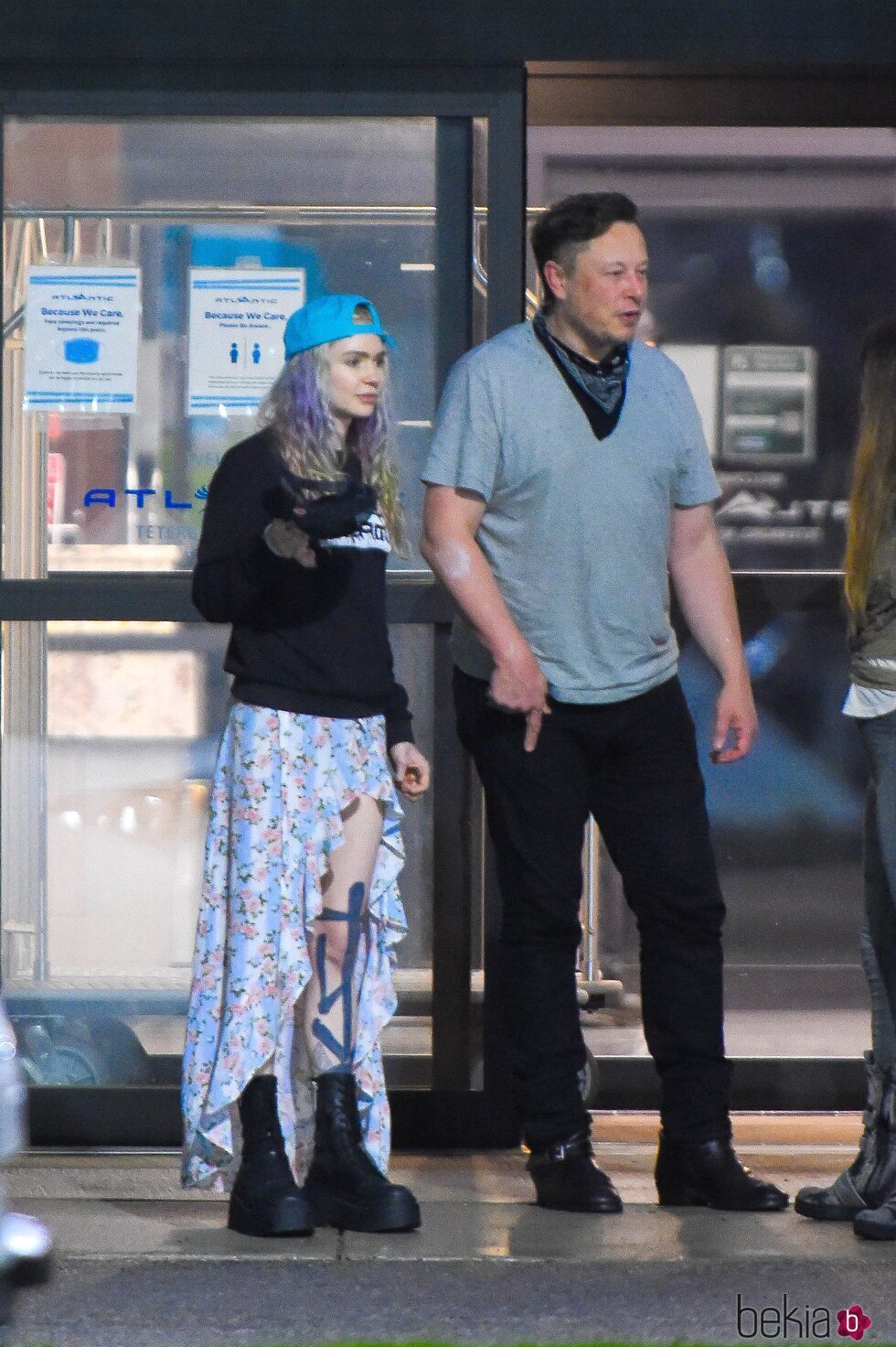 Elon Musk y Grimes paseando por las calles de Nueva Jersey