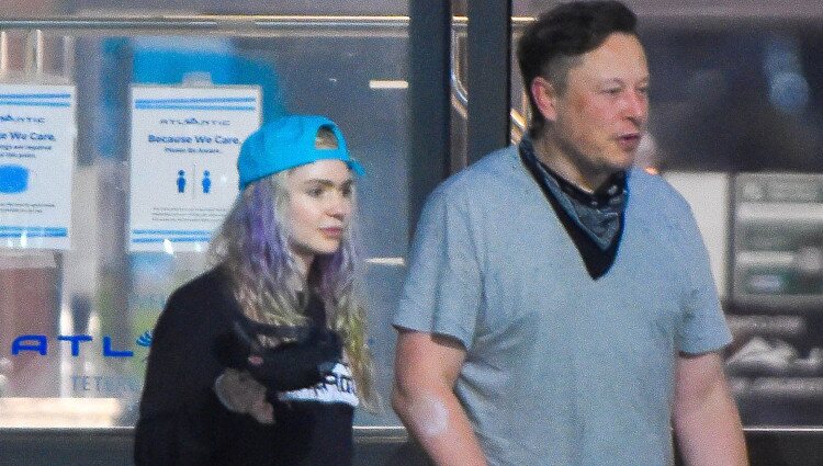 Elon Musk y Grimes paseando por las calles de Nueva Jersey