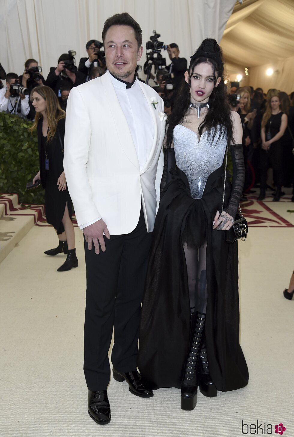 Elon Musk y Grimes en la alfombra roja de la Met Gala 2018