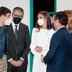 La Reina Letizia habla con Palomo Spain en la Mercedes Benz Fashion Week Madrid otoño/invierno 2022