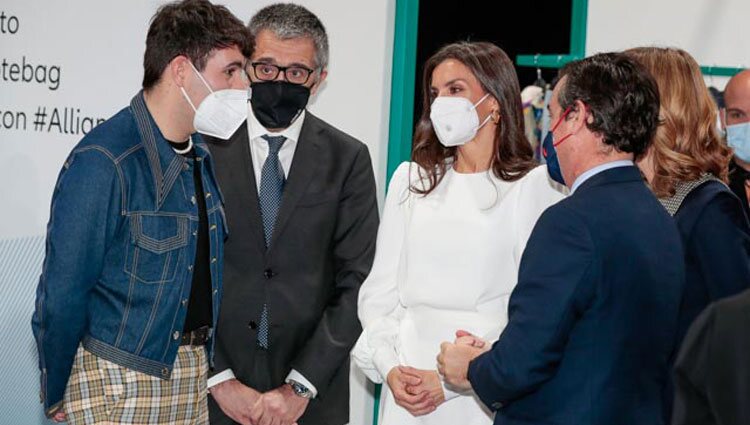 La Reina Letizia habla con Palomo Spain en la Mercedes Benz Fashion Week Madrid otoño/invierno 2022