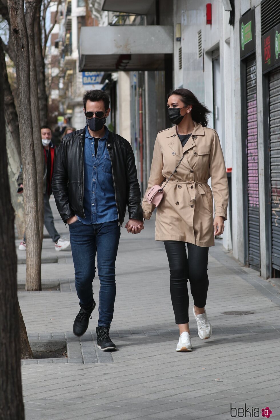 Patricia Pardo y Christian Gálvez cogidos de la mano