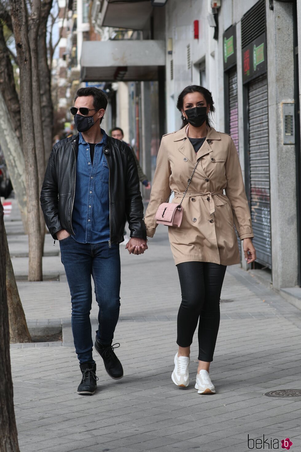 Christian Gálvez y Patricia Pardo cogidos de la mano dando un paseo por Madrid