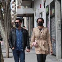 Christian Gálvez y Patricia Pardo cogidos de la mano dando un paseo por Madrid