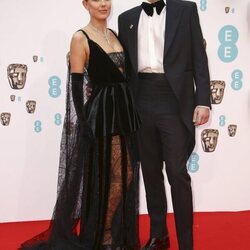 Millie Bobby Brown y Jake Bongiovi en los BAFTA 2022