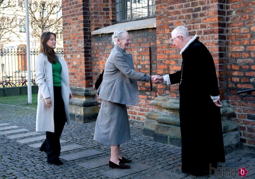 Margarita de Dinamarca e Isabel de Dinamarca saludan a Erik Norman Svendsen