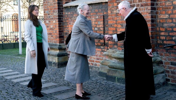 Margarita de Dinamarca e Isabel de Dinamarca saludan a Erik Norman Svendsen