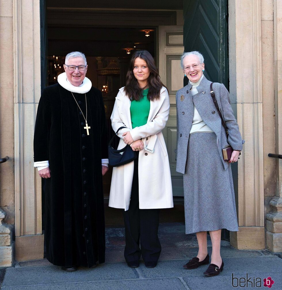 Isabel de Dinamarca con Margarita de Dinamarca y Erik Norman Svendsen en su preparación para su Confirmación