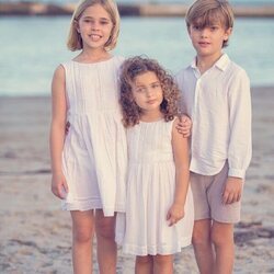 Leonor, Adrienne y Nicolás de Suecia en una playa de Florida