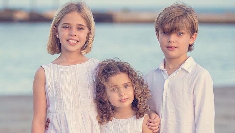 Leonor, Adrienne y Nicolás de Suecia en una playa de Florida