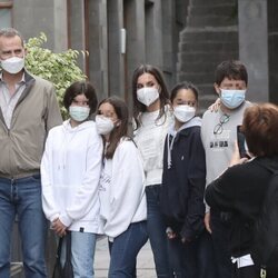 Los Reyes Felipe y Letizia se hacen una foto con unos niños en La Palma