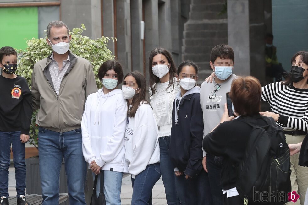 Los Reyes Felipe y Letizia se hacen una foto con unos niños en La Palma