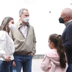 Los Reyes Felipe y Letizia hablando con un hombre y una niña en La Palma