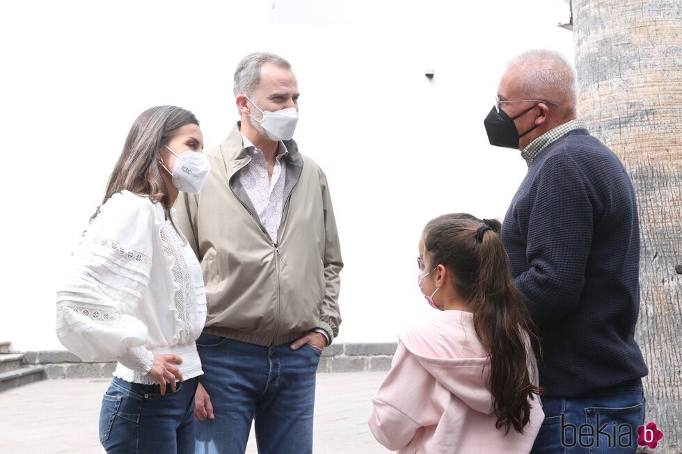 Los Reyes Felipe y Letizia hablando con un hombre y una niña en La Palma