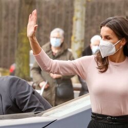 La Reina Letizia saludando en el acto del Día Mundial de las Enfermedades Raras en León