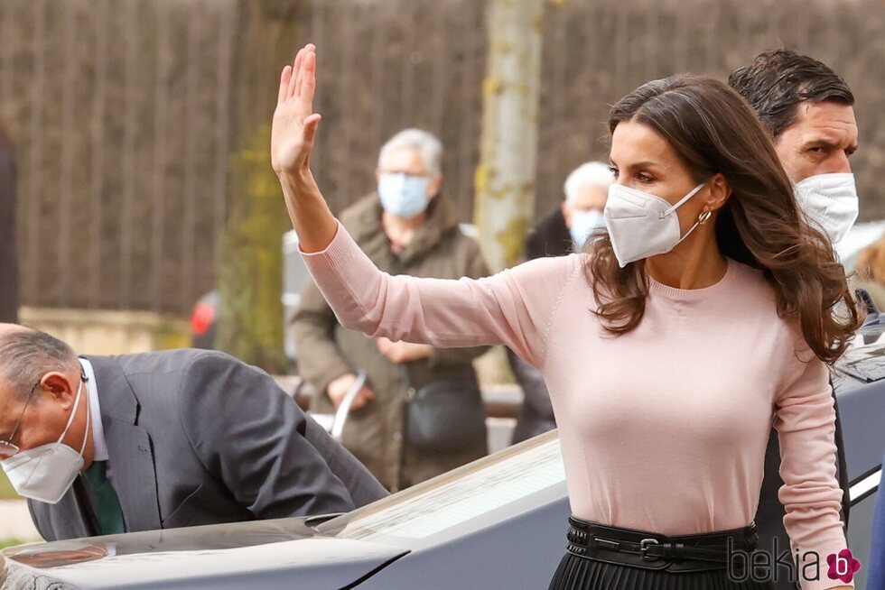 La Reina Letizia saludando en el acto del Día Mundial de las Enfermedades Raras en León