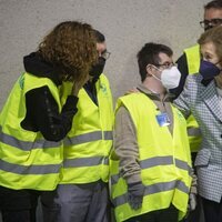 La Reina Sofía hablando con unos voluntarios del Banco de Alimentos de Cádiz