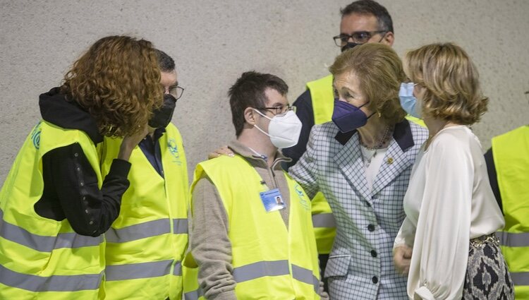 La Reina Sofía hablando con unos voluntarios del Banco de Alimentos de Cádiz