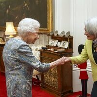 La Reina Isabel saludando a la Gobernadora de Canadá en Windsor Castle