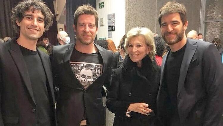 Alfonso Bassave con su pareja Daniel Duboy, su madre y su hermano Manuel Baqueiro