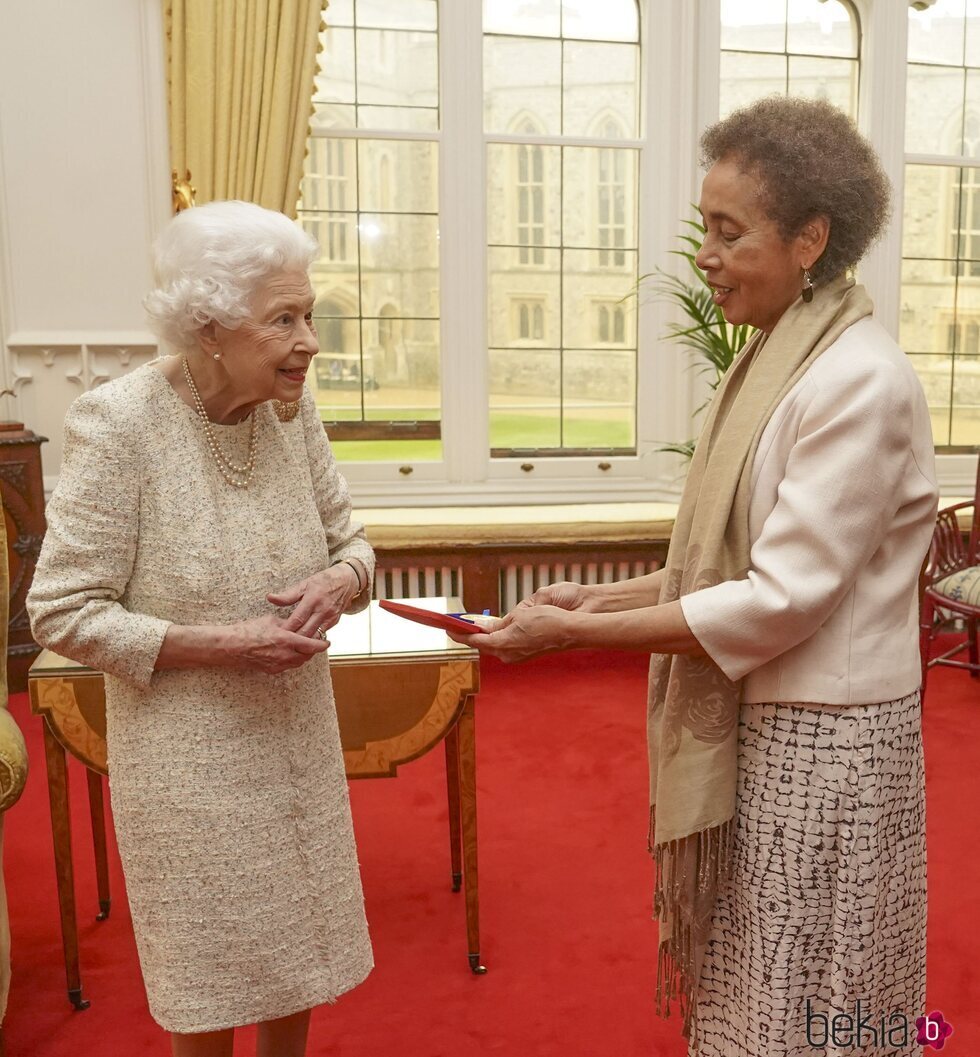 La Reina lsabel entrega The Queen's Gold Medal de Poesía a Grace Nichols en Windsor Castle