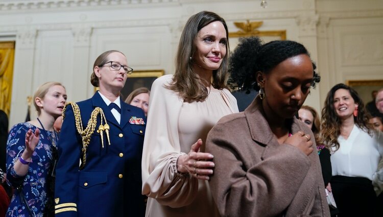 Angelina Jolie y su hija Zahara en la Casa Blanca en la reautorización de la Ley de la Violencia contra la Mujer