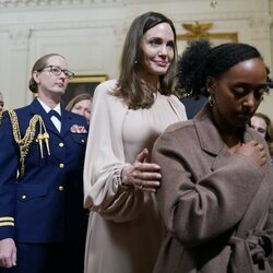 Angelina Jolie y su hija Zahara en la Casa Blanca en la reautorización de la Ley de la Violencia contra la Mujer