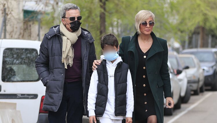 Ana María Aldón, José Ortega Cano y su hijo paseando juntos por Madrid