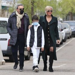 Ana María Aldón, José Ortega Cano y su hijo paseando juntos por Madrid