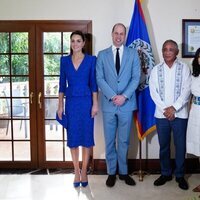 El Príncipe Guillermo y Kate Middleton con el Primer Ministro de Belice y su esposa en su visita oficial a Belice por el Jubileo de Platino