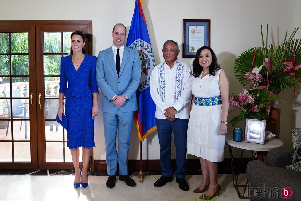 El Príncipe Guillermo y Kate Middleton con el Primer Ministro de Belice y su esposa en su visita oficial a Belice por el Jubileo de Platino