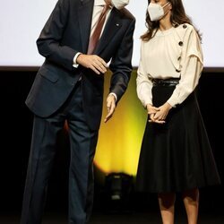 Los Reyes Felipe y Letizia comparten confidencias en la entrega de los Premios Nacionales de Innovación y de Diseño 2021